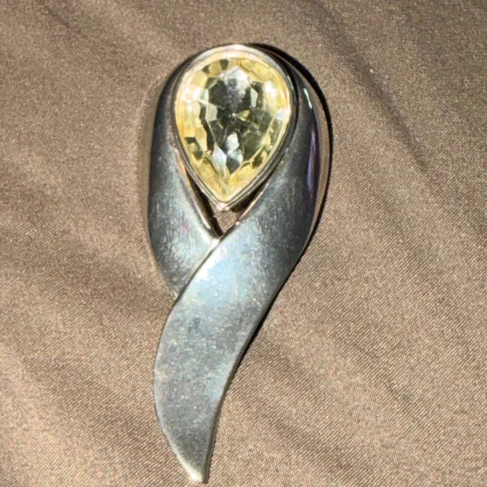 Vintage striking brooch